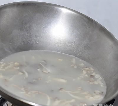 牛奶色羊杂汤的做法