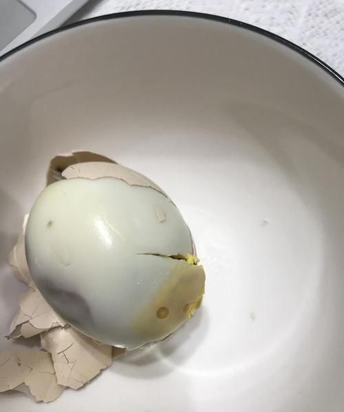 鸡蛋放在一个潮湿的袋子里，结果鸡蛋壳发霉了，那鸡蛋还能吃吗