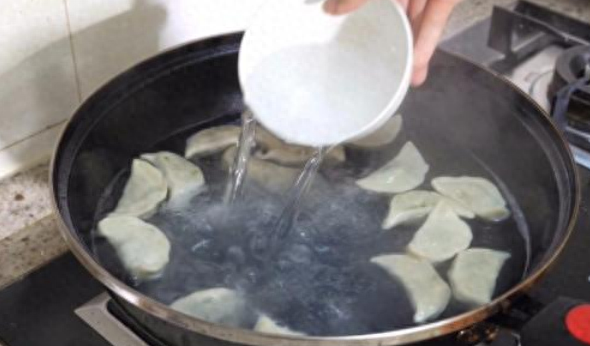 煮冻饺子，别再开水下锅，牢记2个技巧，不开裂不露馅，也不粘锅