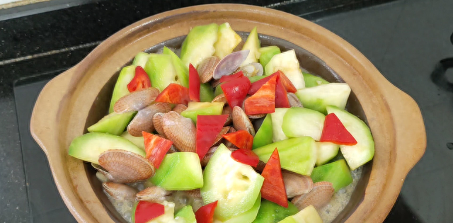 6月天热多给家人吃丝瓜，配上花甲做一锅，多汁味美，营养又下饭