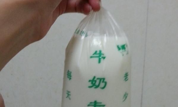 鲜奶怎么保存不易坏，冰箱里的鲜奶怎么加热才不破坏营养鲜奶都是存放在冰？图6