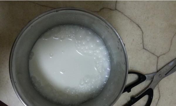 鲜奶怎么保存不易坏，冰箱里的鲜奶怎么加热才不破坏营养鲜奶都是存放在冰？图7