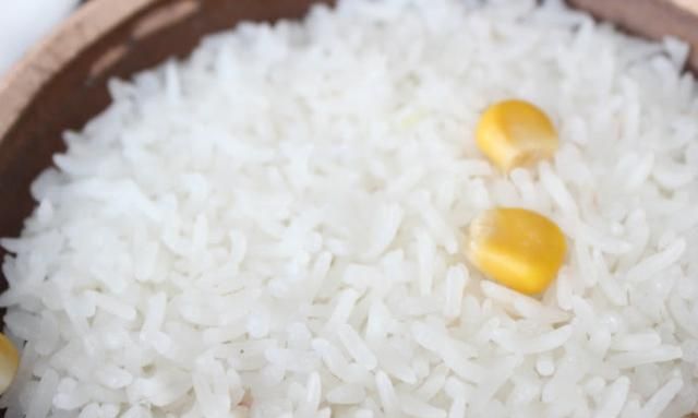 捞大米饭直接闷米饭的糖份一样吗