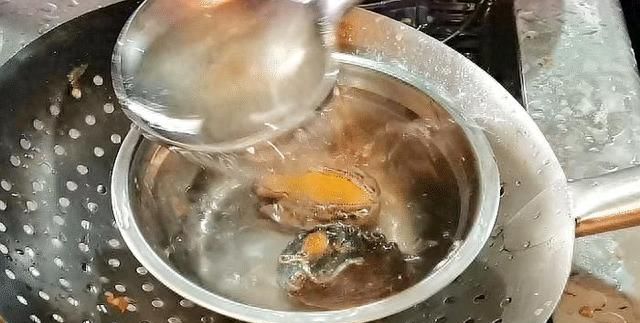 做鲍鱼酸辣汤，鲍鱼煮几分钟合适，大厨教你正确做法，出锅流口水