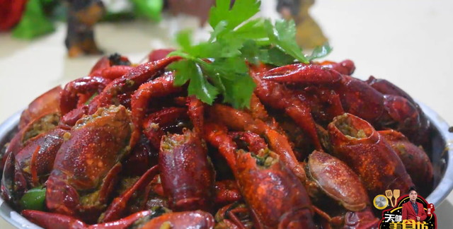 蒜蓉小龙虾最好吃的做法，简单美味又过瘾，看看你喜欢吃不？