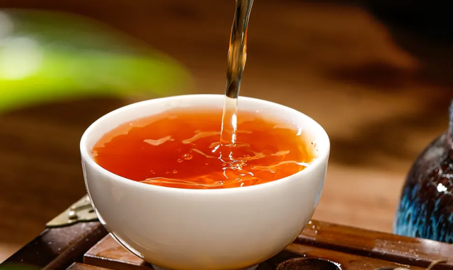 买茶时，学会这3个技巧，轻松挑到好喝实惠的纯天然好茶
