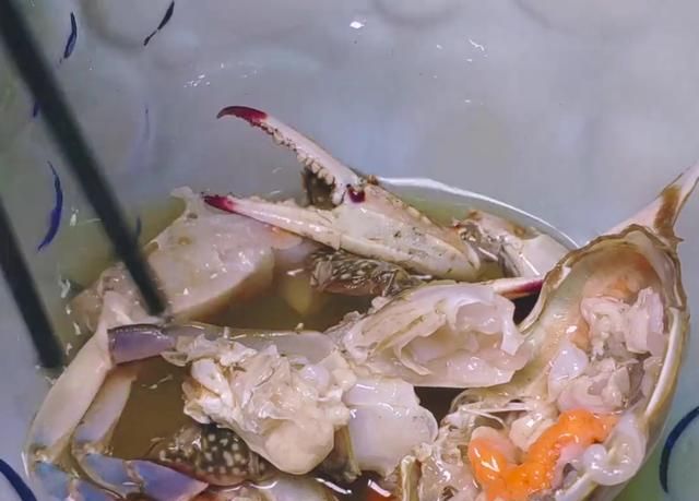 梭子蟹还能生着吃，滑嫩鲜美，原汁原味，一点都不油腻，特别下饭