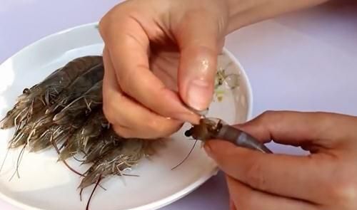 活的基围虾怎么处理干净？图解传统基围虾去虾线方法窍门
