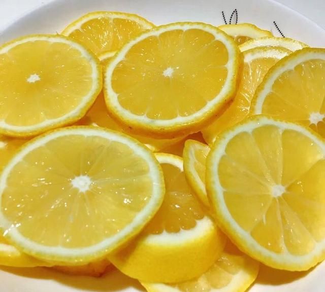 为什么我跟网上做的蜂蜜柠檬水那么酸涩，难喝？