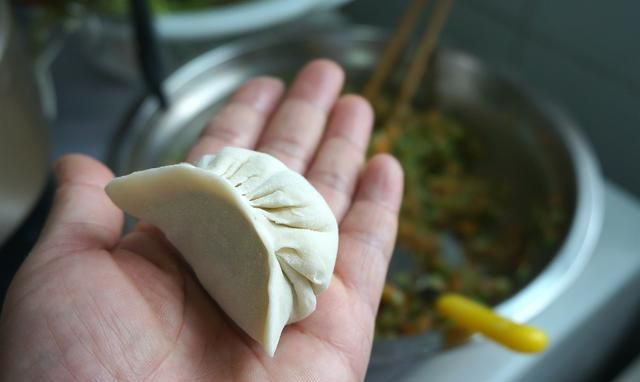 饺子蒸着吃只要8分钟，薄皮大馅都不用筷子，和面的水温是关键！